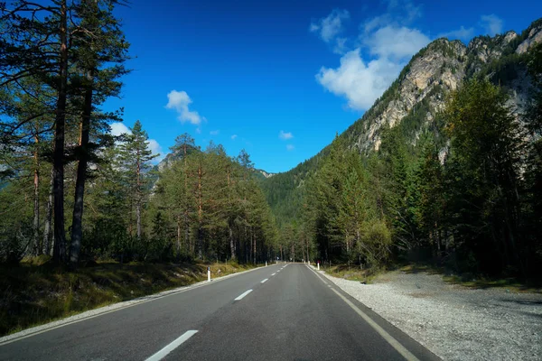 Hermoso Camino Montaña Con Árboles Bosques Montañas Los Fondos Tomado — Foto de Stock