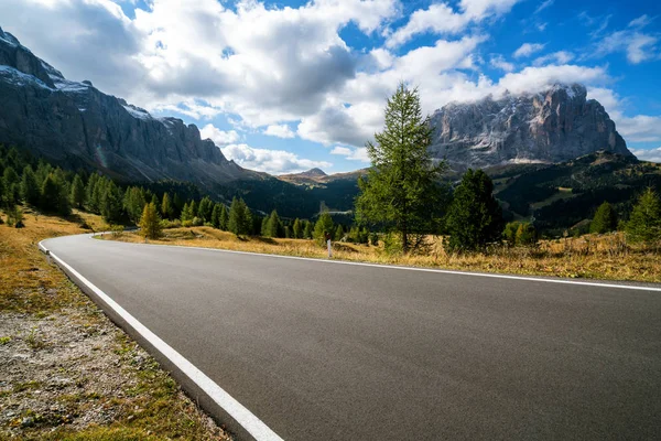 美丽的山路与树木 森林和山脉的背景 在帕苏丰杜加迪纳的州公路公路上 位于意大利白云岩山的蝶鞍山群中 — 图库照片