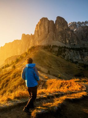 Adam gezgin yalnız Dolomites Mounatins nefes kesici manzara modunda İtalya'da yaz aylarında gündoğumu, hiking. Seyahat yaşam tarzı yolculuk tutkusu macera kavramı. Açık vahşi doğada tatil.
