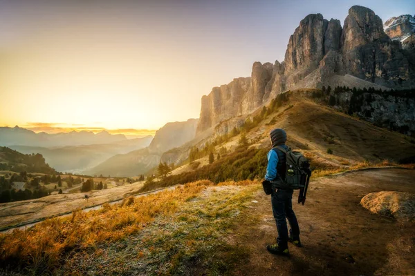Adam gezgin yalnız Dolomites Mounatins nefes kesici manzara modunda İtalya'da yaz aylarında gündoğumu, hiking. Seyahat yaşam tarzı yolculuk tutkusu macera kavramı. Açık vahşi doğada tatil.