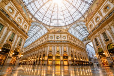 Milan, İtalya - Eyl 29, 2017: Galleria Vittorio Emanuele II, Milano, İtalya Milan en eski alışveriş merkezidir. Galleria Vittorio Emanuele II Victor Emmanuel II sonra seçildi İtalya'nın ilk kralı.