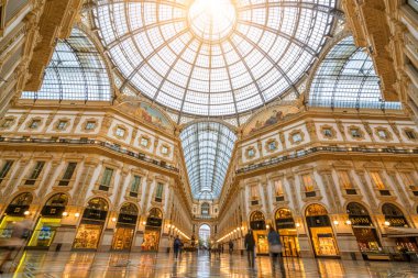 Milan, İtalya - Eyl 29, 2017: Galleria Vittorio Emanuele II, Milano, İtalya Milan en eski alışveriş merkezidir. Galleria Vittorio Emanuele II Victor Emmanuel II sonra seçildi İtalya'nın ilk kralı.