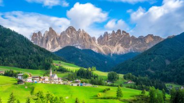 Dolomites İtalya manzara Geisler veya Odle Dolomites grubuna sahip Santa Maddalena ya da St. Magdalena Köyü'nde. Güzel dağ manzarası, Kuzey Italya'nin Dolomites seyahat etmek turist çeken.