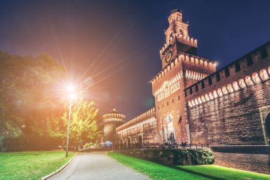 Sforza Kalesi (Castello Sforzesco) gece, Milan, İtalya. Kalenin Sforza, Dükü 15. yüzyılda inşa edilmiş. Milan, İtalya ziyaret turist için ana seyahat yer.