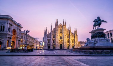 Duomo di Milano (Milan Katedrali) Milan, İtalya. Milano Katedrali'ne en büyük kilisenin İtalya ve dünyanın üçüncü büyük olduğunu. Milan, İtalya'nın ünlü turistik cazibe olduğunu.