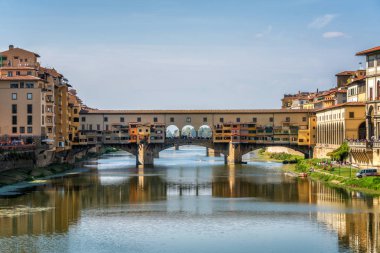 Floransa Ponte Vecchio Köprüsü ve şehir manzarası İtalya. Floransa Tuscany bölgesi Merkezi İtalya'nın başkentidir. Merkezi İtalya'nın Orta Çağ Ticaret ve son dönemin en zengin şehirler Floransa yapıldı.