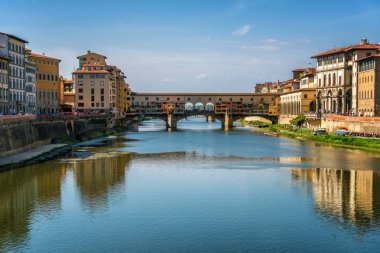 Floransa Ponte Vecchio Köprüsü ve şehir manzarası İtalya. Floransa Tuscany bölgesi Merkezi İtalya'nın başkentidir. Merkezi İtalya'nın Orta Çağ Ticaret ve son dönemin en zengin şehirler Floransa yapıldı.