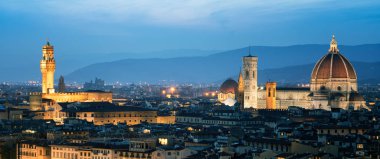 Floransa Katedrali (Cattedrale di Santa Maria del Fiore) Floransa, İtalya'nın tarihi merkezinde gece şehrin panoramik manzarasına sahip. Turistik cazibe Toskana, İtalya Floransa Katedrali vardır.