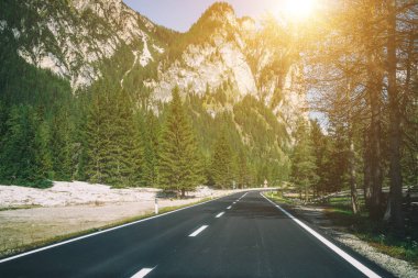Ağaçlar, orman ve dağlar arka planlar ile güzel dağ yolu. Devlet karayolu yolu Dolomites Dağı İtalya'nın alınan.
