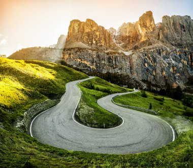 Ağaçlar, orman ve dağlar arka planlar ile güzel dağ yolu. Devlet karayolu yolu Passo Gardena, Sella dağ grup Dolomites dağ İtalya alınan.