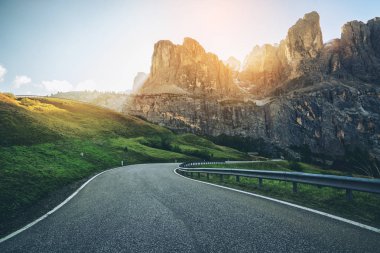 Ağaçlar, orman ve dağlar arka planlar ile güzel dağ yolu. Devlet karayolu yolu Passo Gardena, Sella dağ grup Dolomites dağ İtalya alınan.