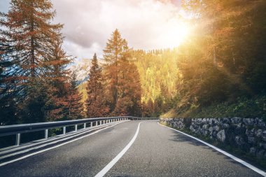 Ağaçlar, orman ve dağlar arka planlar ile güzel dağ yolu. Devlet karayolu yolu Dolomites Dağı İtalya'nın alınan.