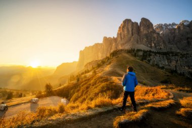 Adam gezgin yalnız Dolomites Mounatins nefes kesici manzara modunda İtalya'da yaz aylarında gündoğumu, hiking. Seyahat yaşam tarzı yolculuk tutkusu macera kavramı. Açık vahşi doğada tatil.