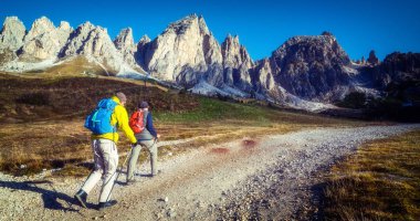Dolomites Mounatins nefes kesici manzara içinde İtalya'da yaz aylarında hiking yolcuları. Seyahat yaşam tarzı yolculuk tutkusu macera kavramı. Açık vahşi doğada tatil.