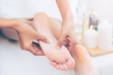 Lüks spa merkezindeki profesyonel masaj terapistinin ayak masajı tedavisi. Sağlık, stres atma ve gençleştirme kavramı.
