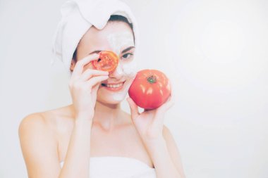 Bir yüz maskesi tedavi ile domates krem ayıklayabilirsiniz doğa tedavisinin yararı gösterilen sahip güzel bir kadın. Anti-aging kozmetik, yüz cilt bakımı ve lüks yaşam tarzı kavramı.