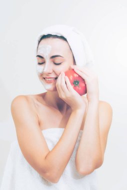 Bir yüz maskesi tedavi ile domates krem ayıklayabilirsiniz doğa tedavisinin yararı gösterilen sahip güzel bir kadın. Anti-aging kozmetik, yüz cilt bakımı ve lüks yaşam tarzı kavramı.
