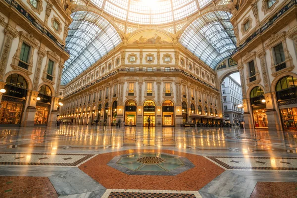 Milan, İtalya - Eyl 29, 2017: Galleria Vittorio Emanuele II, Milano, İtalya Milan en eski alışveriş merkezidir. Galleria Vittorio Emanuele II Victor Emmanuel II sonra seçildi İtalya'nın ilk kralı.