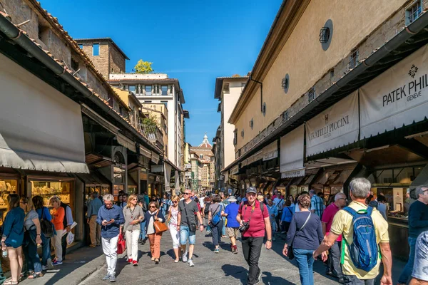 Florença Itália Setembro 2017 Pessoas Caminham Ponte Vecchio Florença Itália — Fotografia de Stock