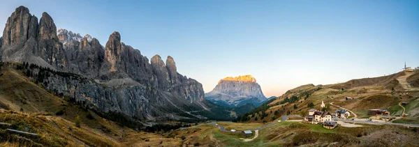 Dolomieten Italië Panoramische Landschap Sunrise Schijnt Langkofel Sassolungo Groep Passo — Stockfoto