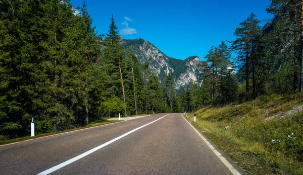 Hermoso Camino Montaña Con Árboles Bosques Montañas Los Fondos Tomado — Foto de Stock