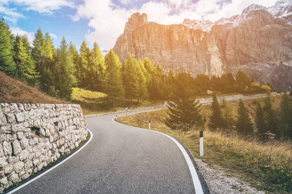 Bella Strada Montagna Con Alberi Boschi Montagne Sullo Sfondo Preso — Foto Stock