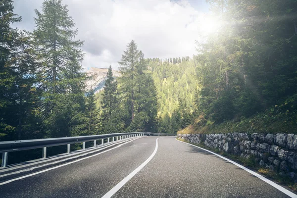 美丽的山路与树木 森林和山脉的背景 在意大利白云岩山州公路公路上拍摄 — 图库照片