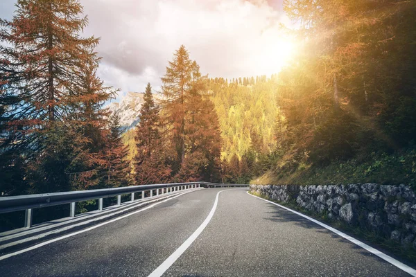 Vackra Bergsväg Med Träd Skogen Och Bergen Bakgrunden Tas Vid — Stockfoto