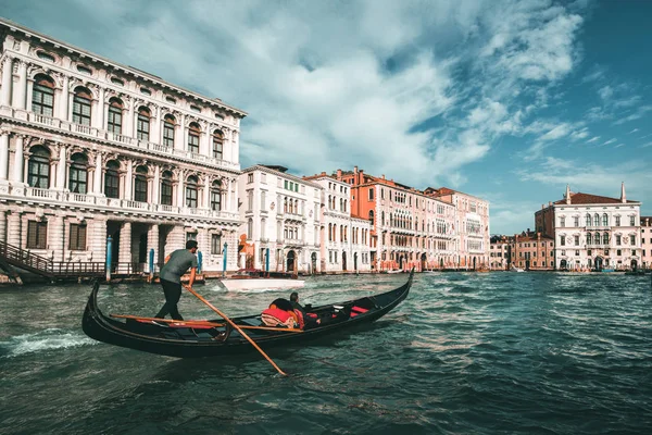 Góndolo Veneciano Haciendo Una Góndola Través Del Gran Canal Venecia — Foto de Stock