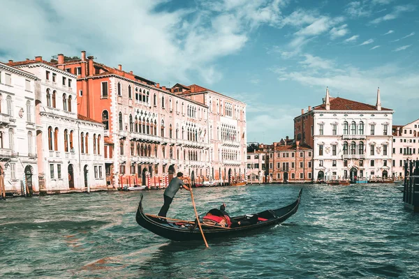 Venedik Gondolcu Gondol Venedik Talya Nın Büyük Kanal Aracılığıyla Topa — Stok fotoğraf