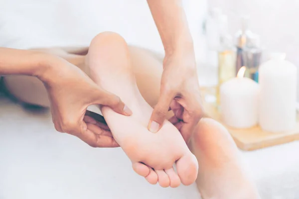 Foot Spa Massage Treatment Professional Massage Therapist Luxury Spa Resort — Stock Photo, Image