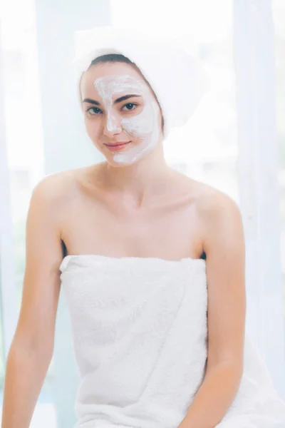 ウェルネススパでプロの皮膚科医から顔の化粧品スクラブトリートメントを受けている美しい女性 アンチエイジング フェイシャルスキンケア 贅沢なライフスタイルのコンセプト — ストック写真