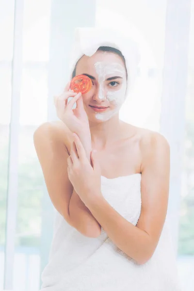 Mooie Vrouw Met Een Gezichtsmasker Behandeling Met Tomaat Crème Extract — Stockfoto