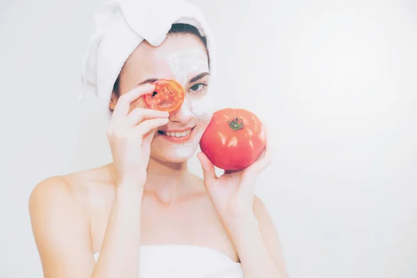 Mulher Bonita Ter Tratamento Máscara Facial Com Extrato Creme Tomate — Fotografia de Stock