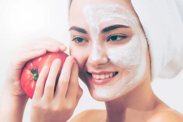 Mulher Bonita Ter Tratamento Máscara Facial Com Extrato Creme Tomate — Fotografia de Stock