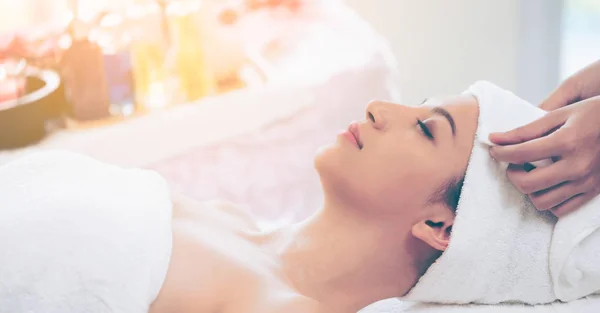 Jovem Relaxada Deitada Uma Cama Spa Preparada Para Tratamento Facial — Fotografia de Stock