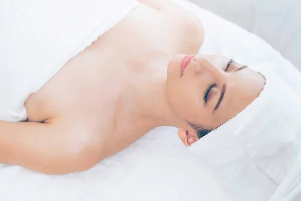 Relaxovaná Mladá Žena Ležící Lázeňském Lůžku Připravená Ošetření Obličeje Masáž — Stock fotografie