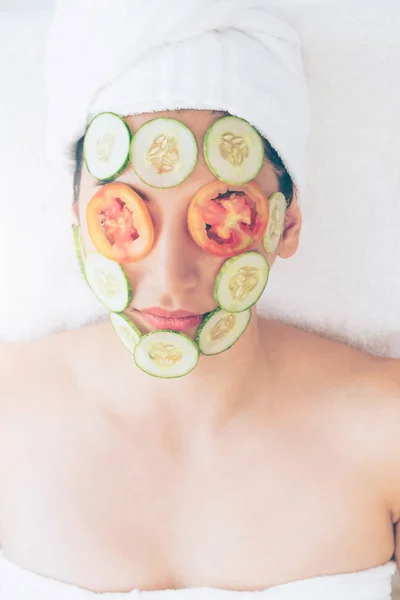 Entspannte Junge Frau Die Luxus Wellness Resort Augen Und Gesichtshaut — Stockfoto