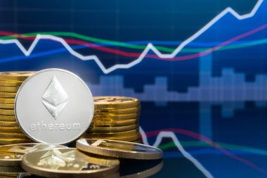 Ethereum (Eth) ve cryptocurrency yatırım kavramı - fiziksel metal ethereum genel ticaret Döviz piyasa fiyatı grafik içinde belgili tanımlık geçmiş ile madeni paralar.