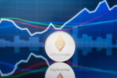 Ethereum (Eth) ve cryptocurrency yatırım kavramı - fiziksel metal ethereum genel ticaret Döviz piyasa fiyatı grafik içinde belgili tanımlık geçmiş ile madeni paralar.