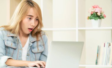 Sevimli kadın rahat ev ofis dizüstü bilgisayarda bakarken hayran, heyecan veya sürpriz hisseder. İnanılmaz satış reklam ve şanslı ödül kazanan kavramı.