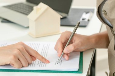 İstemci işaretleri belge Emlak etkinliği ile ilgili. İmza avukat ya da emlakçı noktalarda gelin. Satış ve ev satın alma iş kavramı.