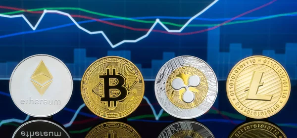 比特币和 Cryptocurrency 投资理念 物理金属比特币硬币与全球交易交易所市场价格图表的背景下 — 图库照片