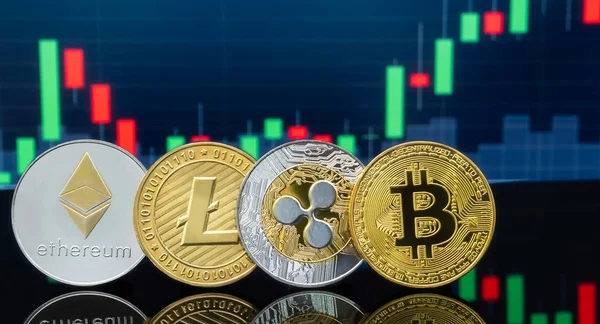 Concepto Inversión Bitcoin Criptomoneda Monedas Bitcoin Metálicas Físicas Con Gráfico — Foto de Stock