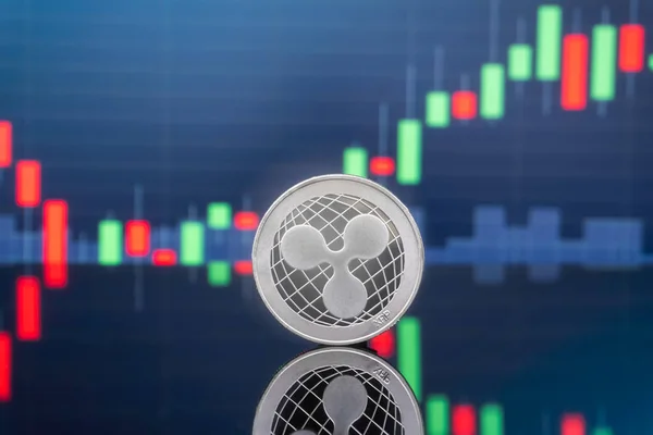 リップル Xrp Cryptocurrency 投資コンセプト バック グラウンドでグローバル取引為替市場価格グラフと物理的な金属リップル コイン — ストック写真