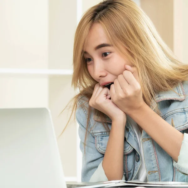 Mujer Linda Siente Sorprendido Emocionado Sorprendido Mirar Ordenador Portátil Acogedora —  Fotos de Stock