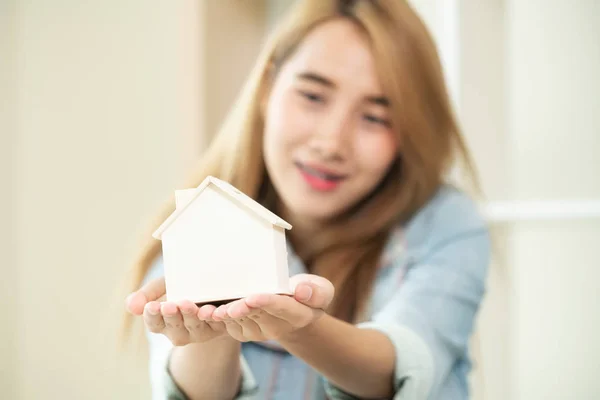 Молодая Женщина Планирует Купить Дом Принятие Решений Области Инвестиций Недвижимость — стоковое фото