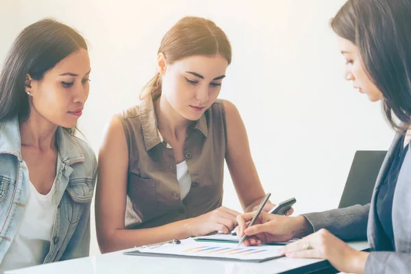 Mångkulturella Affärskvinnor Arbetsgruppen Diskutera Gruppmöte Kontoret Samarbete Etnisk Mångfald — Stockfoto