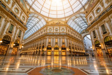 Milan, İtalya - Eyl 29, 2017: Galleria Vittorio Emanuele II, Milano, İtalya Milan en eski alışveriş merkezidir. Galleria Vittorio Emanuele II Victor Emmanuel II sonra seçildi İtalya'nın ilk kralı.