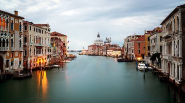Venedik'in, İtalya Venedik Canal Grande ve Basilica Santa Maria della Salute gündoğumu, muhteşem manzarasına sahip. Venedik ünlü seyahat İtalya için kendi benzersiz şehir ve kültür yer.